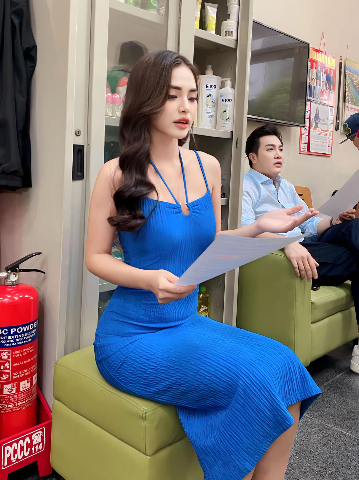 Ngoài danh xưng trên, hot girl Sài thành còn được biết đến với danh xưng "hot girl sở hữu vòng eo 56cm".