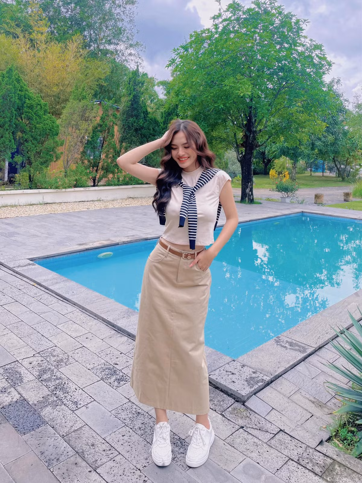 Mới đây nhất, cô góp mặt trong MV ca nhạc của ca sĩ Hồ Quang Hiếu. Ảnh: FBNV