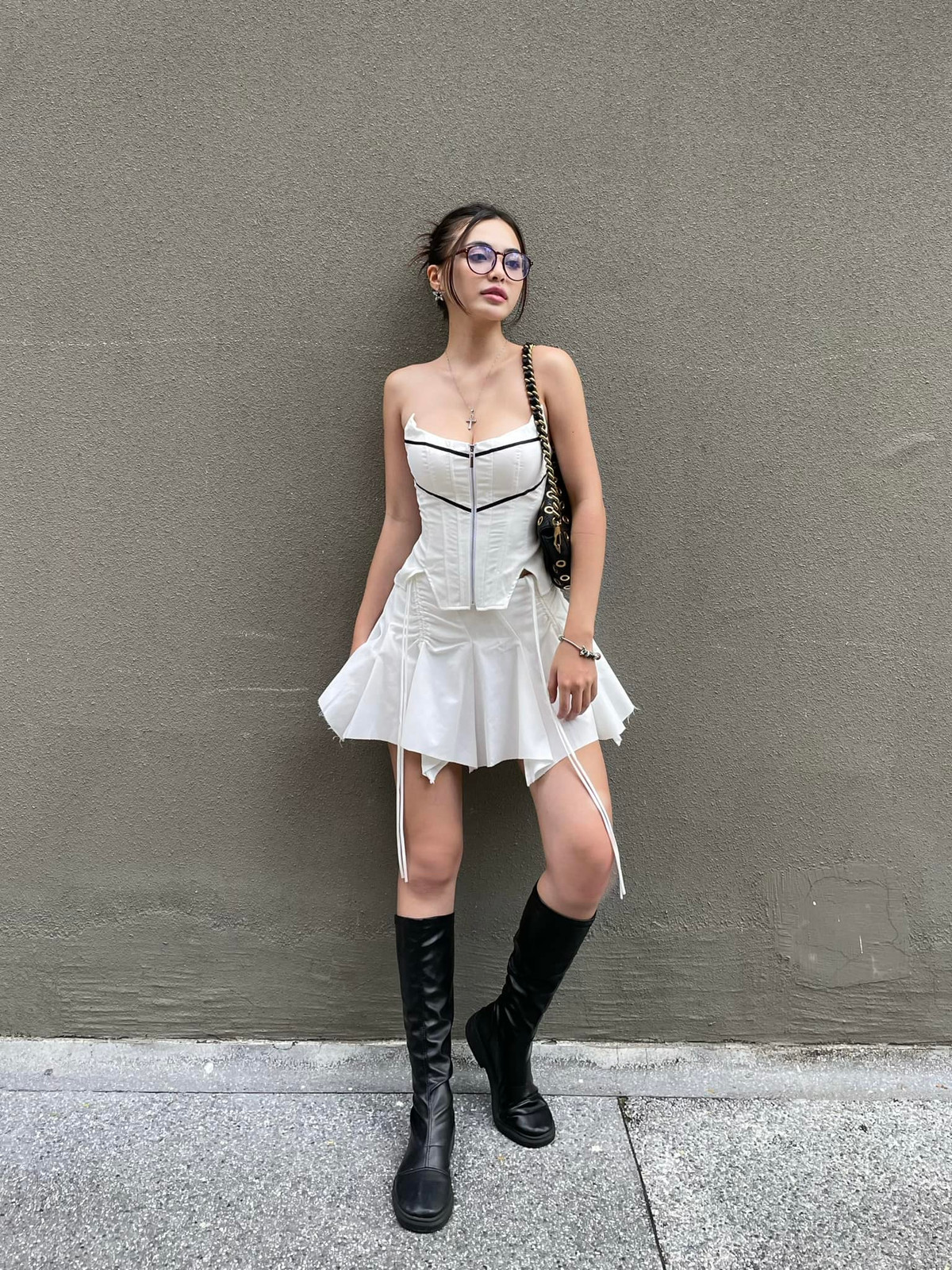 Cô nàng từng xuất hiện trong nhiều cuộc thi như: Hoa hậu Thế giới Việt Nam (Miss World Vietnam), Hoa khôi Nam Bộ, Duyên dáng áo dài năm 2020...