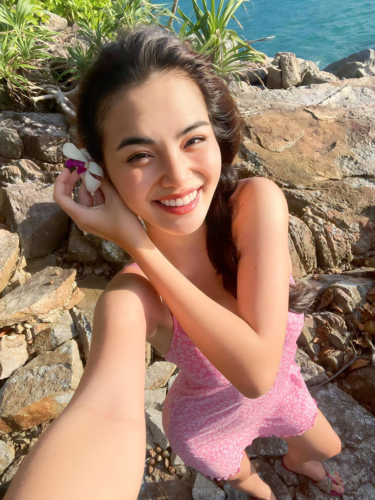 Thời gian gần đây, người đẹp xuất hiện với diện mạo bất ngờ. Cô nàng phổng phao, gợi cảm hơn bội phần, thần thái cũng quyến rũ, cuốn hút hơn.