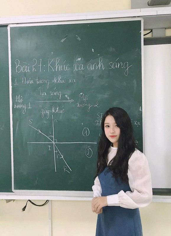 Năm 2021, Trần Thanh Nga trở thành cô giáo Vật lý nổi tiếng trên mạng xã hội khi livestream dạy học. Nhan sắc xinh đẹp tựa nàng thơ của cô khiến nhiều người xao xuyến.