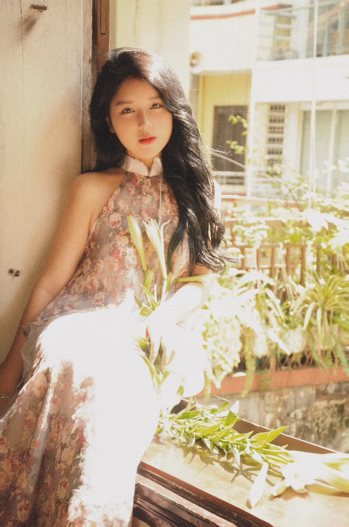 Không chỉ gây ấn tượng với vẻ ngoài xinh đẹp, ngọt ngào, Thanh Nga còn sở hữu nhiều thành tích ấn tượng trong thời còn đi học, tốt nghiệp loại giỏi khoa Sư phạm Vật lý, Đại học Giáo dục, Đại học Quốc gia Hà Nội.