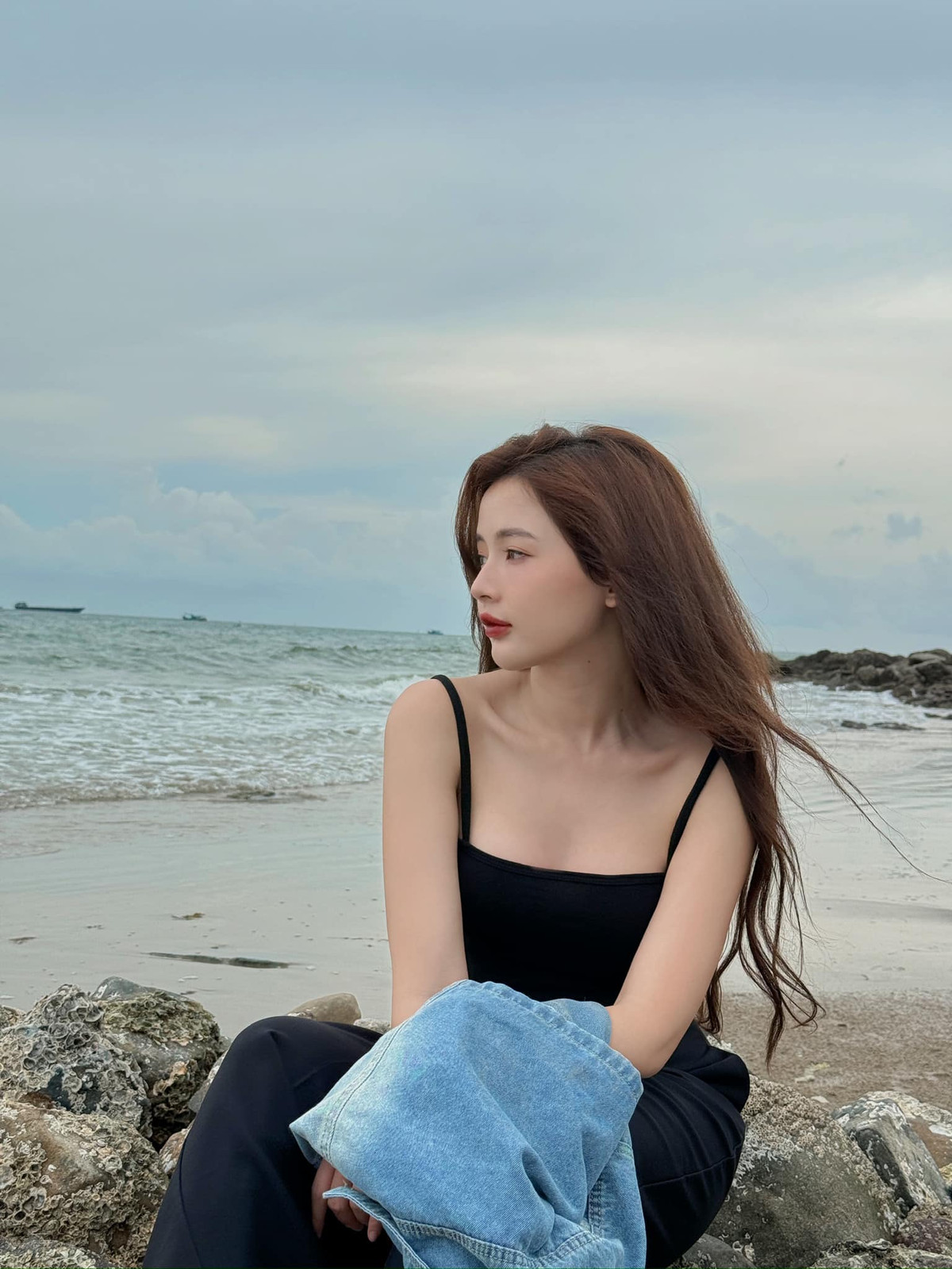 Câu nói "mặt baby, body phụ huynh" có lẽ không sai khi mô tả sắc vóc của Lê Lý Lan Hương.