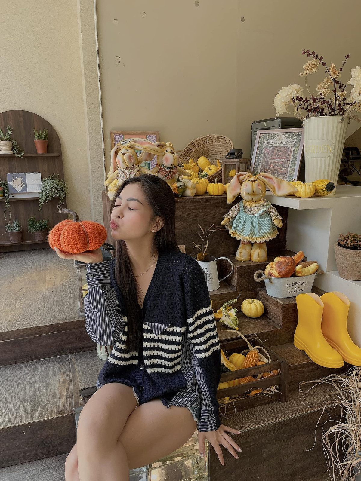 Còn về cá nhân, Nhật Lê lại rất chăm chỉ chia sẻ cuộc sống mới của mình trên mạng xã hội.