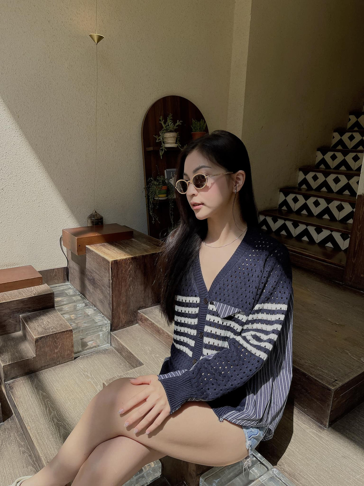 Cô đi du lịch khắp nơi, nay vi vu Đà Lạt, khi "ở ẩn" trong resort cao cấp tại Đà Nẵng, lúc lại đi Thượng Hải, Thái Lan.