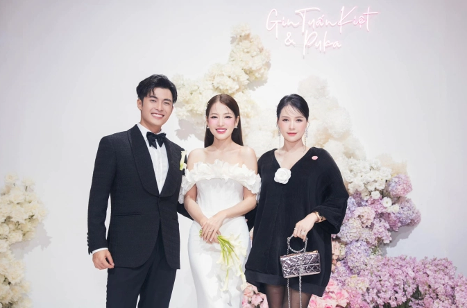 Có thể thấy, ảnh tự đăng của Sam so với bị Lê Dương Bảo Lâm "tóm gọn" có sự khác biệt rõ.