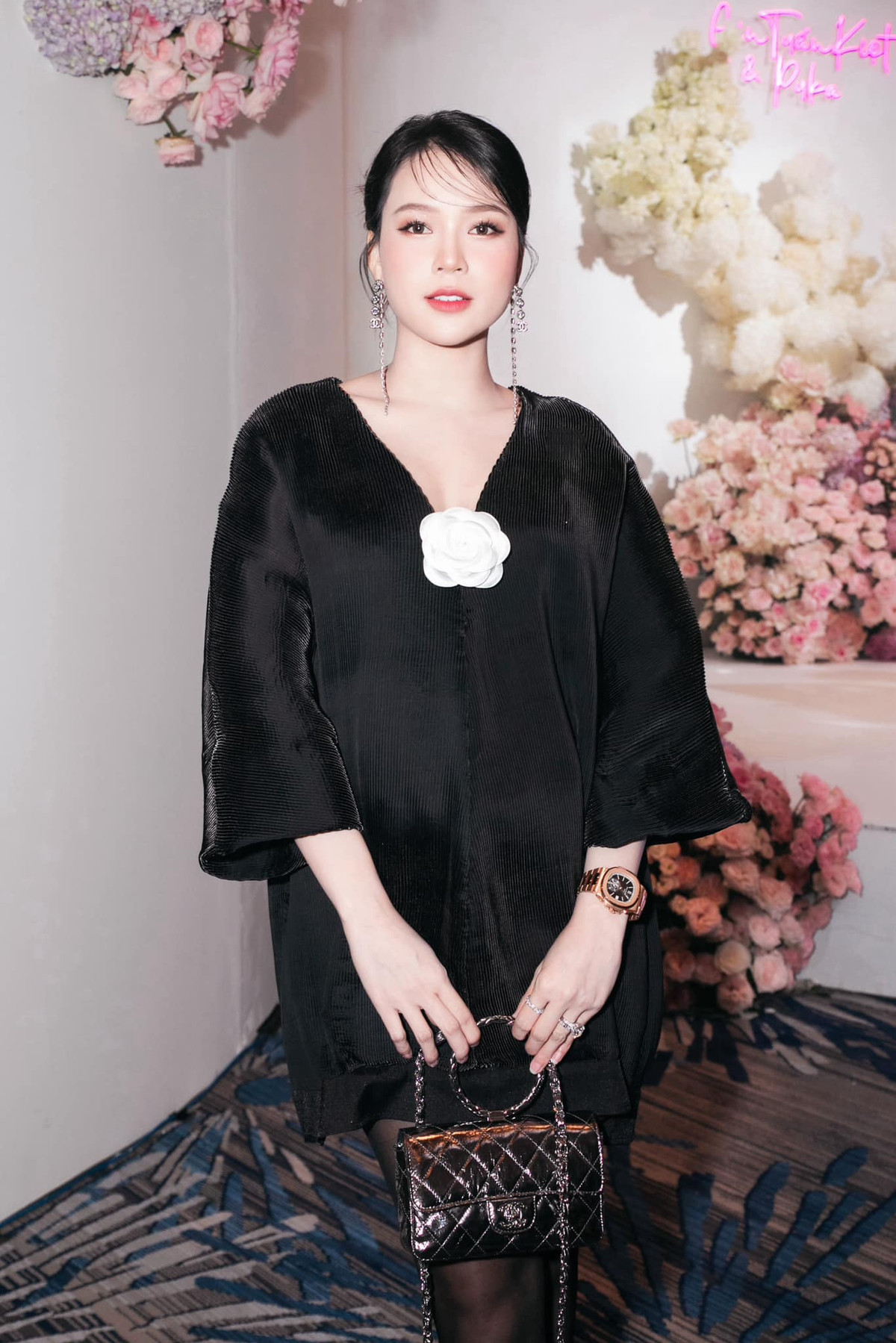 Không chỉ tung ảnh đối chứng, Sam còn lên tiếng phản pháo: "Đây mới là hình ảnh chân thật của chúng em. Mọi người đừng tin hình ảnh từ phóng viên Diệu Lâm (biệt danh của Lê Dương Bảo Lâm) đã được photoshop".