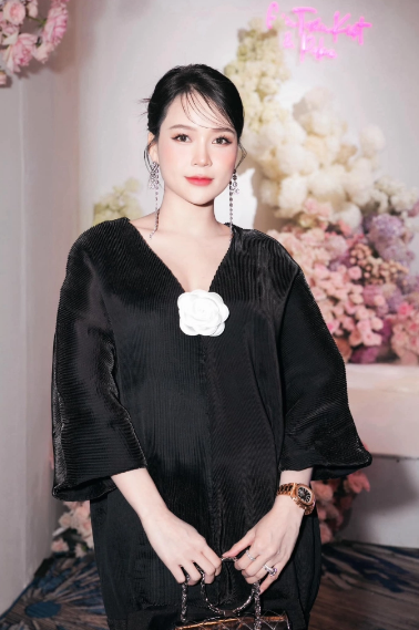 Trên trang cá nhân, người đẹp chia sẻ loạt ảnh nét căng khoe nhan sắc trẻ trung, vòng 2 lùm lùm khi mang thai tháng thứ 5 để minh chứng nhan sắc khác hẳn khoảnh khắc bị dìm trước đó.