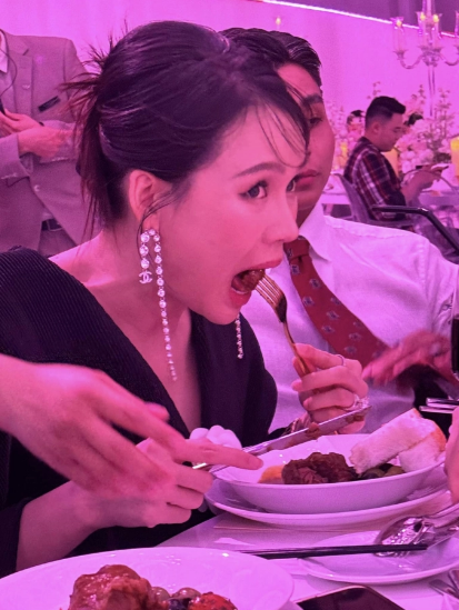  Hot girl Sam mới đây bị "dìm" nhan sắc hậu xác nhận mang thai, cụ thể những khoảnh khắc ăn uống hài hước này của cô qua ống kính Lê Dương Bảo Lâm.