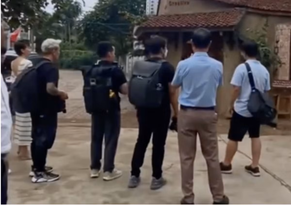 Mới đây, trong video hậu trường chụp ảnh cưới của Đoàn Văn Hậu và Doãn Hải My, netizen soi ra sự xuất hiện của bà Đoàn Phương Mai - mẹ Hải My cùng với ekip chụp hình theo sát những cử chỉ của cô dâu chú rể.