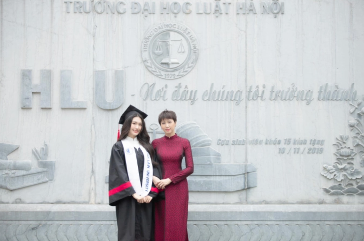 Ngoài ra khi Doãn Hải My chụp ảnh tốt nghiệp đại học Luật, Văn Hậu cũng đến cùng gia đình Hải My.