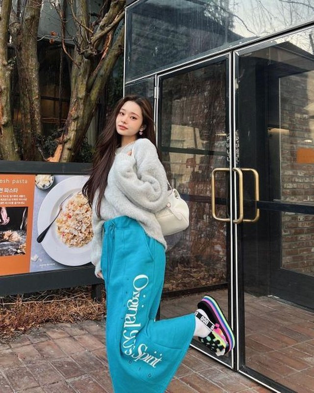 Nhờ vẻ ngoài thu hút và phong cách nói chuyện dễ thương, hot girl nhanh chóng trở thành thí sinh nổi bật nhất.