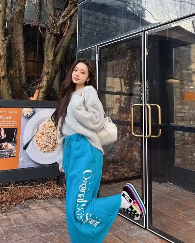 Nhờ vẻ ngoài thu hút và phong cách nói chuyện dễ thương, hot girl nhanh chóng trở thành thí sinh nổi bật nhất.