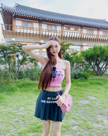 Tuy nhiên, khi sự nghiệp đang "lên như diều gặp gió", Song Ji A bất ngờ bị bóc mẽ dùng nhiều đồ nhái vào đầu năm 2022. Cô sau đó phải xóa các bài đăng, xin lỗi và tạm dừng hoạt động trong khoảng 6 tháng.