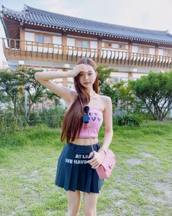 Tuy nhiên, khi sự nghiệp đang "lên như diều gặp gió", Song Ji A bất ngờ bị bóc mẽ dùng nhiều đồ nhái vào đầu năm 2022. Cô sau đó phải xóa các bài đăng, xin lỗi và tạm dừng hoạt động trong khoảng 6 tháng.