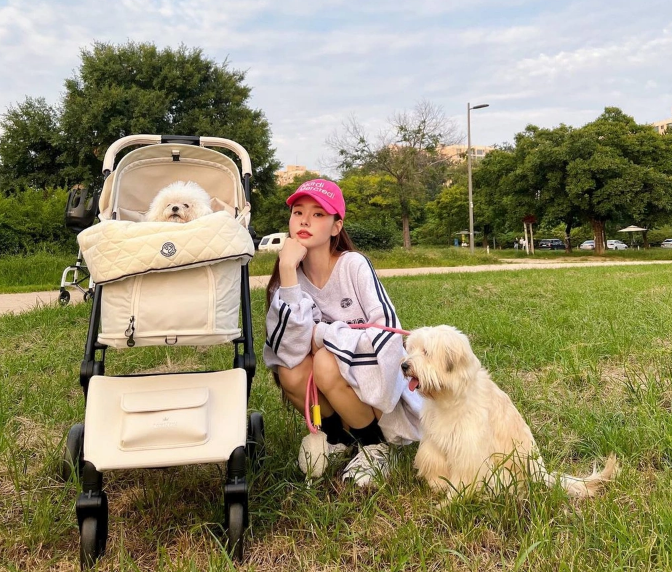 Giữa tháng 5 năm nay, hot girl "Địa ngục độc thân" bất ngờ thông báo mở kênh video mới thay cho tài khoản có 2,33 triệu lượt theo dõi mà cô sử dụng từ khi còn chưa nổi tiếng.