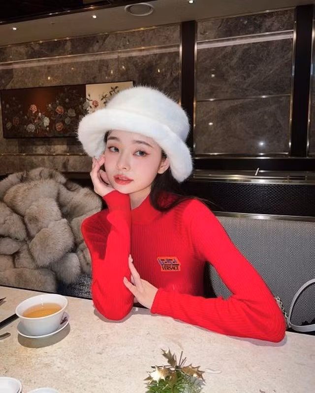 Người đẹp xứ kim chi cũng không ngại đăng hình mang túi hiệu, dù một số cư dân mạng vẫn dành cho cô ánh mắt hoài nghi.