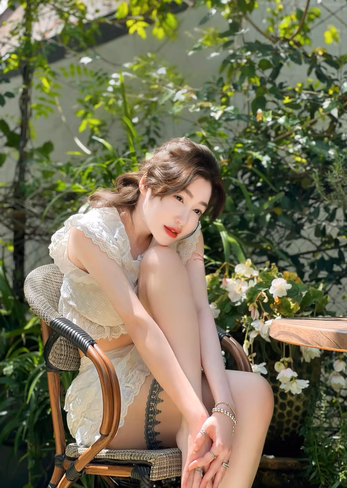 Ngoài hình xăm chữ dọc bên hông, hình sau gáy, cô còn có hình xăm quanh đùi, khá lớn.