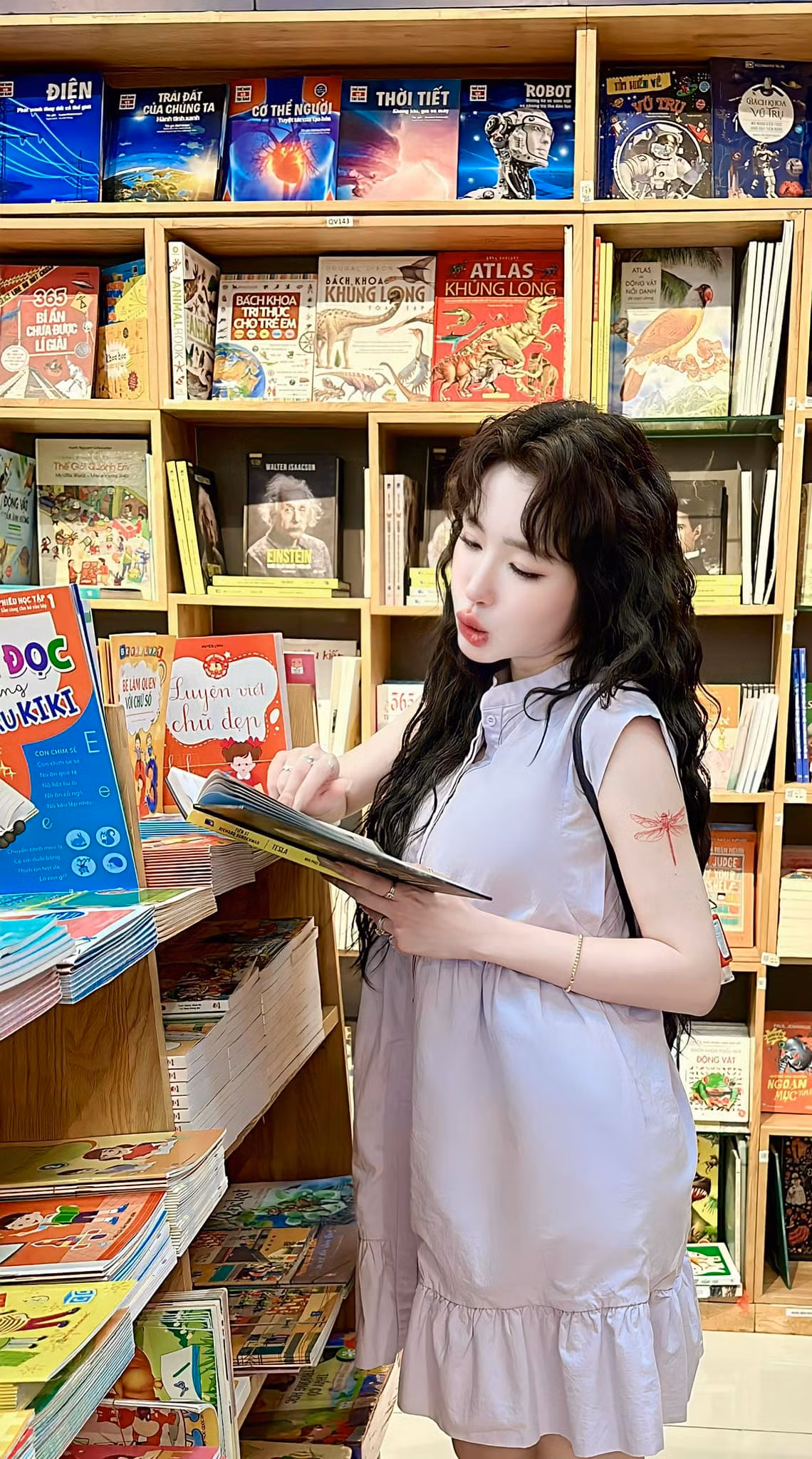 Elly Trần theo đuổi phong cách thời trang gợi cảm. Cô thường xuyên chia sẻ hình ảnh trên trang cá nhân.