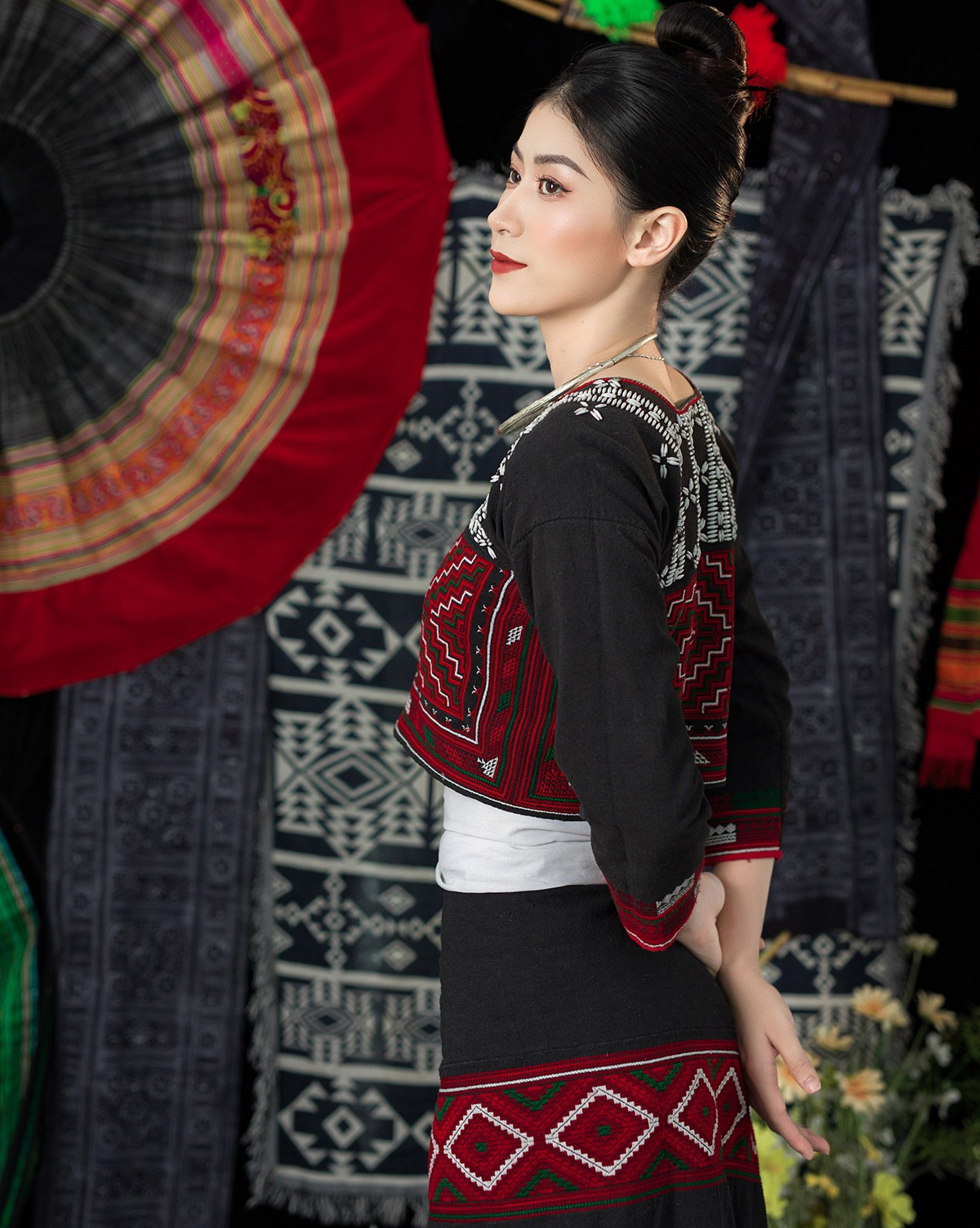 Cô có phong cách thời trang đa dạng, thường lựa chọn những kiểu quần áo khoe khéo đôi chân dài.