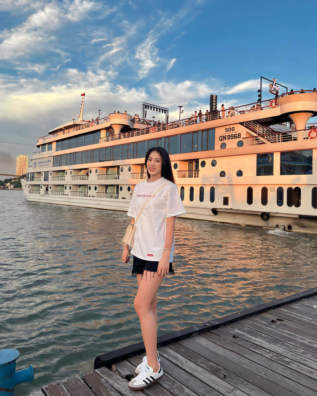 Chiều cao nổi bật 1m75, cùng gương mặt xinh xắn, làn da trắng giúp Kiều Trinh thu hút hơn bao giờ hết.