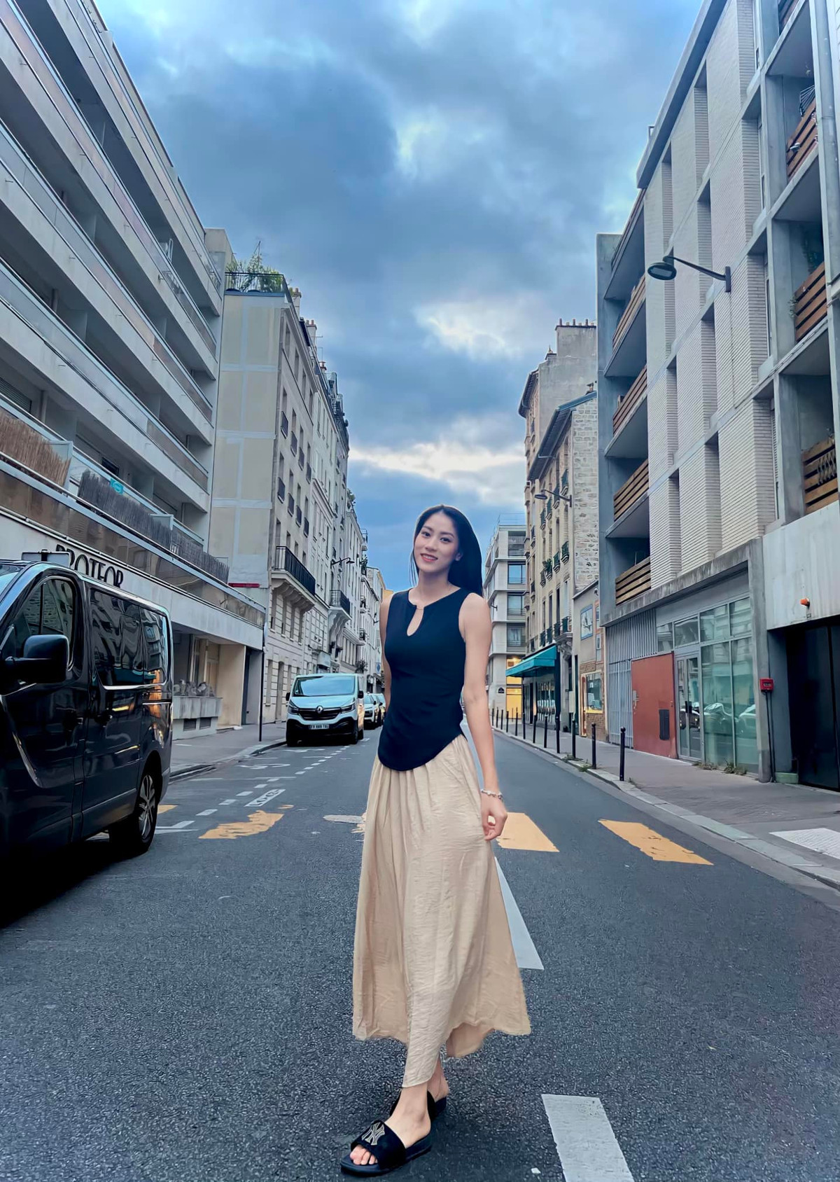 Kiều Trinh cũng ghi điểm với phong cách thời trang đơn giản, tôn dáng khi rời sân thi đấu.