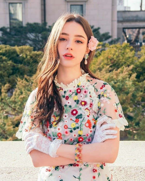 Cô nổi tiếng từ nhỏ với gương mặt xinh đẹp tựa búp bê, làn da trắng sứ, từng lọt top 4 trong danh sách "100 gương mặt đẹp nhất thế giới" năm 2022.