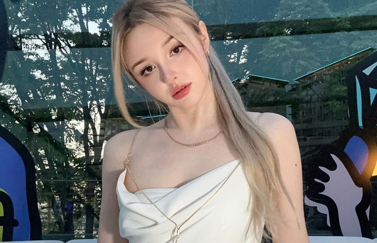 Trong những bức ảnh đời thường, Karimova Elina có phong cách thời trang năng động.