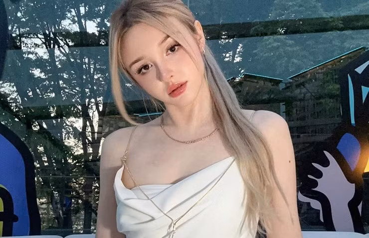 Trong những bức ảnh đời thường, Karimova Elina có phong cách thời trang năng động.