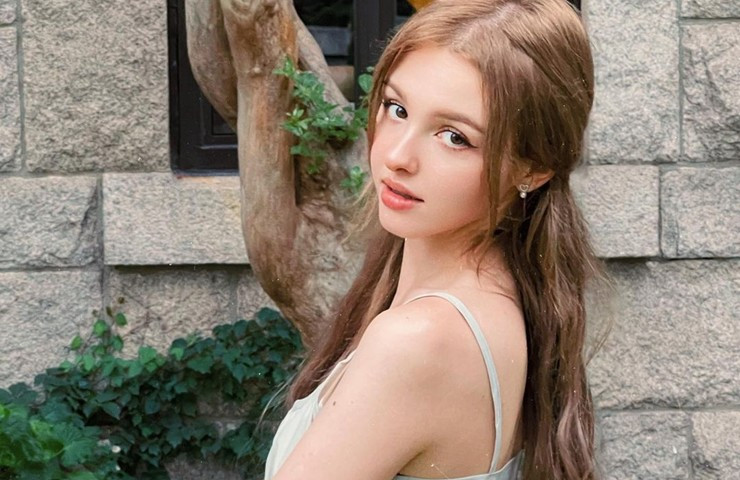 Karimova Elina (sinh năm 1998, Uzbekistan) hiện đang hoạt động tại Hàn Quốc với vai trò mẫu ảnh.