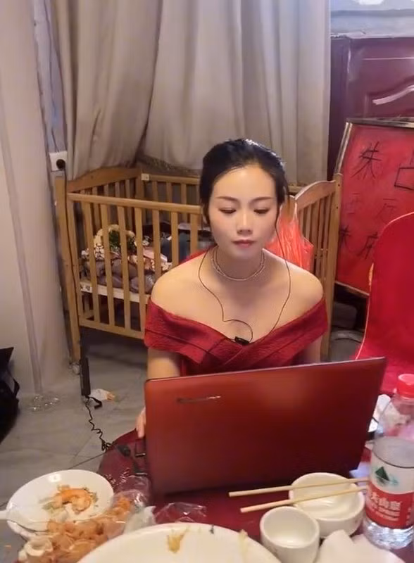 Dưới dòng bình luận của clip cô dâu về nhà chồng nhưng vẫn tranh thủ chạy KPI, nhiều người bày tỏ sự ngưỡng mộ.