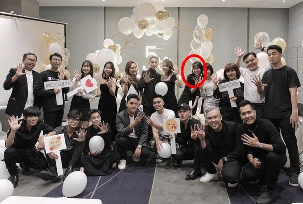 Vào năm 2021, thời điểm comeback sau gần 1 ở ẩn, Hải Tú trở thành tâm điểm chú ý. Khác hẳn hình ảnh sang chảnh, sắc sảo, xinh xắn trong MV, "gà cưng" của Sơn Tùng trông xuống sắc đáng kể.