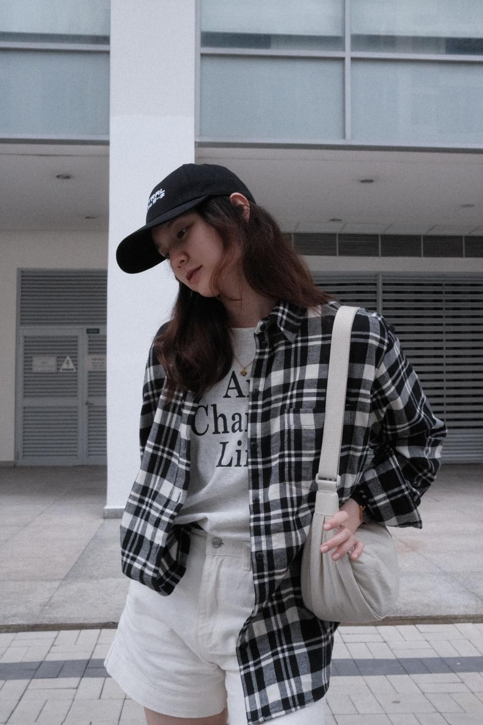 Nhìn vào tấm hình phía trên, có thể nhận ra, thời gian trôi qua, cô đã lấy lại sức sống cho mái tóc, khác hẳn hình ảnh tóc lưa thưa, bị đánh giá là giống "mẹ bỉm".