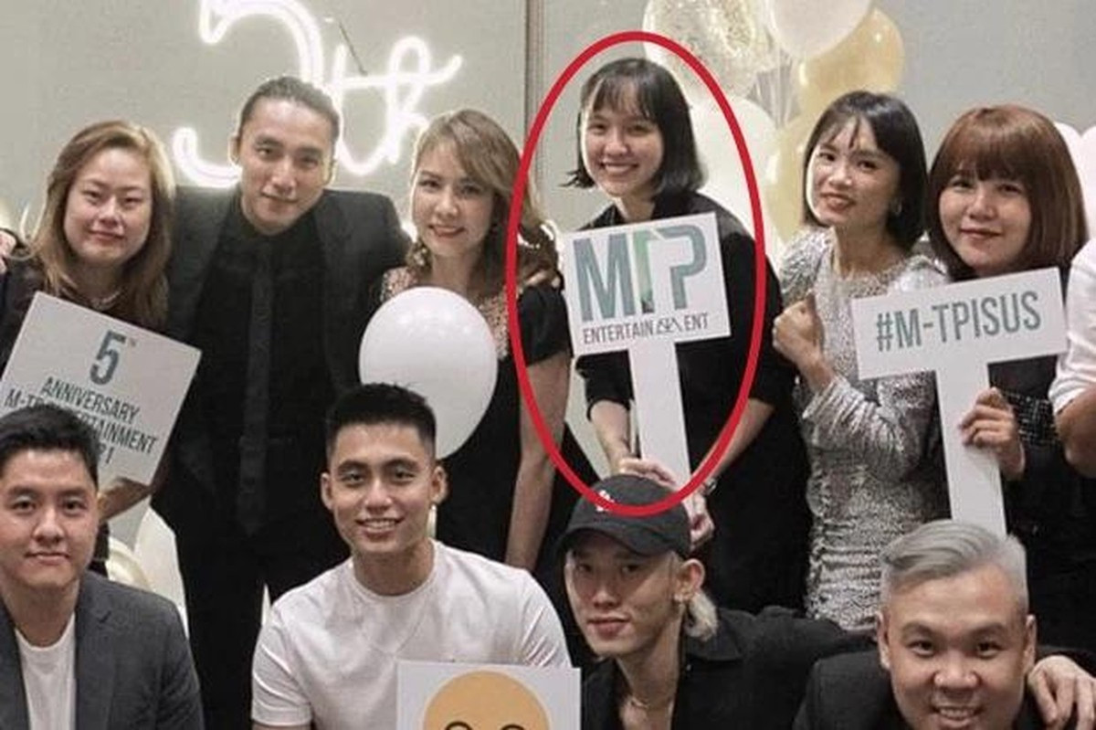 Cách lên đồ, make up và tóc tai của hot girl Hải Tú khiến netizen không khỏi thất vọng. Đặc biệt, mái tóc thưa thớt như sắp hói, Hải Tú bị nghi là gặp tình trạng rụng tóc, đặc biệt ở vùng đỉnh đầu lộ rõ mảng trắng. Gương mặt nhợt nhạt, kém sắc.