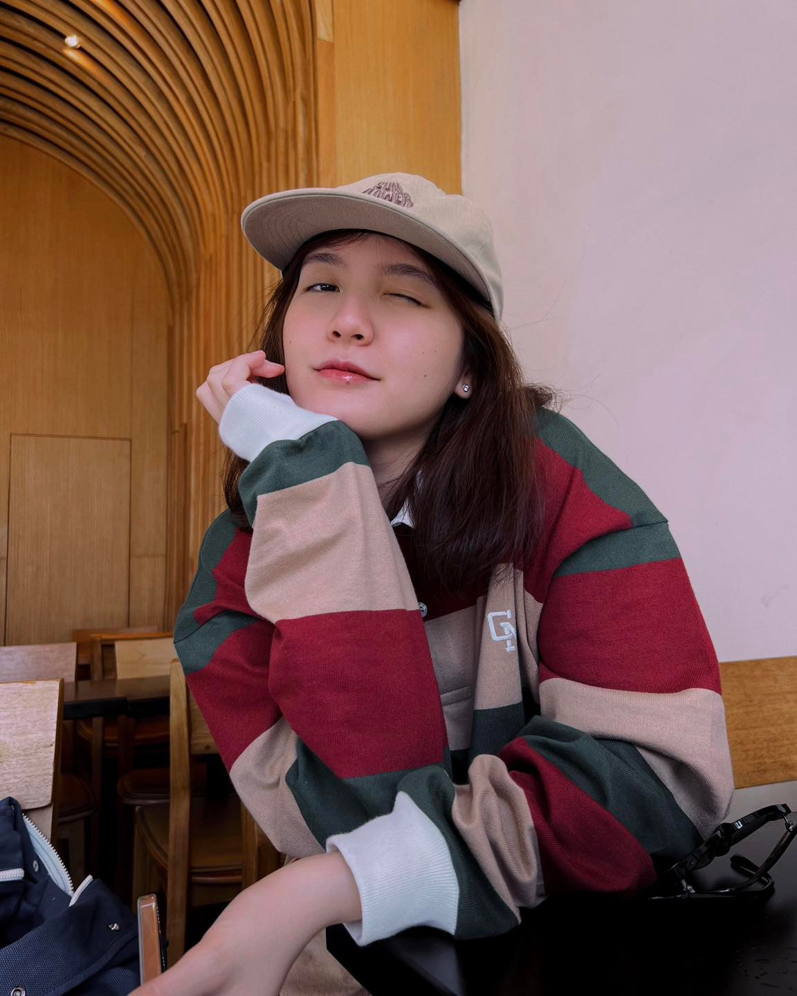 Tuy nhiên, sau khi đóng vai nữ chính trong MV Chúng ta của hiện tại, cô nàng lại hoàn toàn vắng bóng.