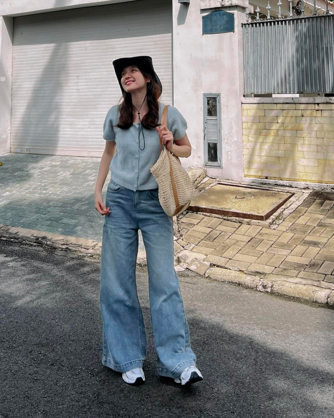 Một số fans lại mong chờ ngày cô tái xuất nghệ thuật khi bỗng dưng tần suất tương tác MXH của cô dày lên đáng kể.