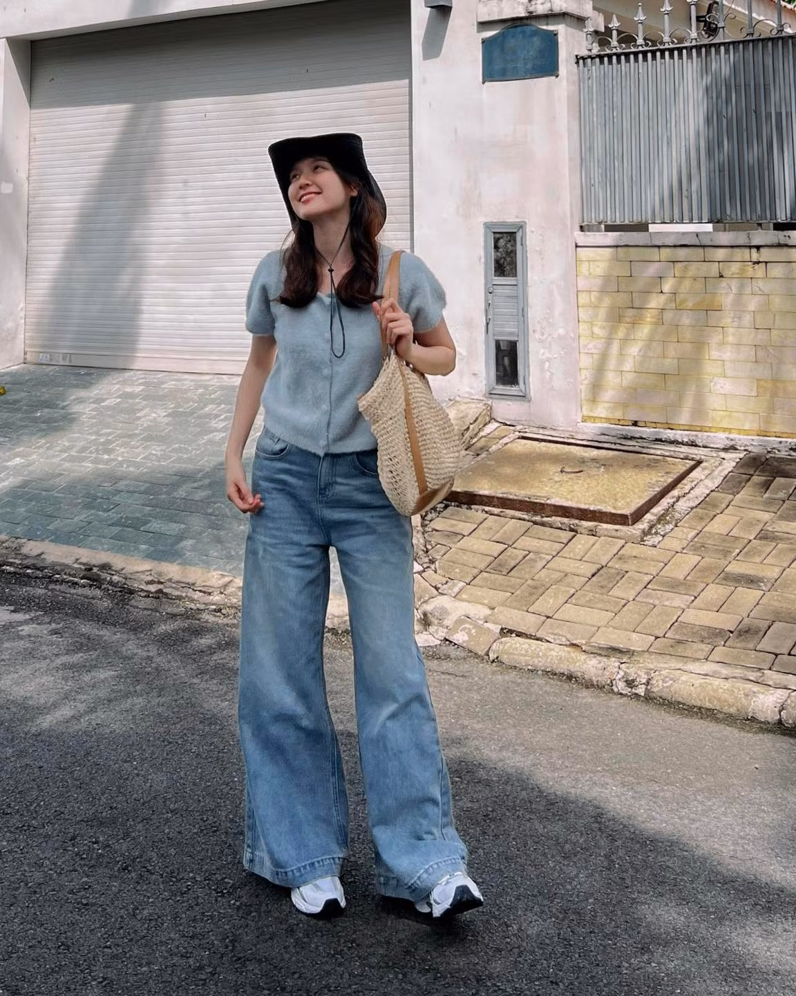 Một số fans lại mong chờ ngày cô tái xuất nghệ thuật khi bỗng dưng tần suất tương tác MXH của cô dày lên đáng kể.