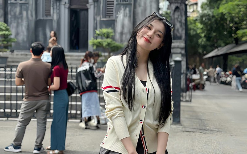 Gương mặt khả ái, mái tóc đen dài cùng biểu cảm dễ thương của Thuỳ Linh khiến nhiều cư dân mạng, đặc biệt là cánh mày râu không khỏi xao xuyến.