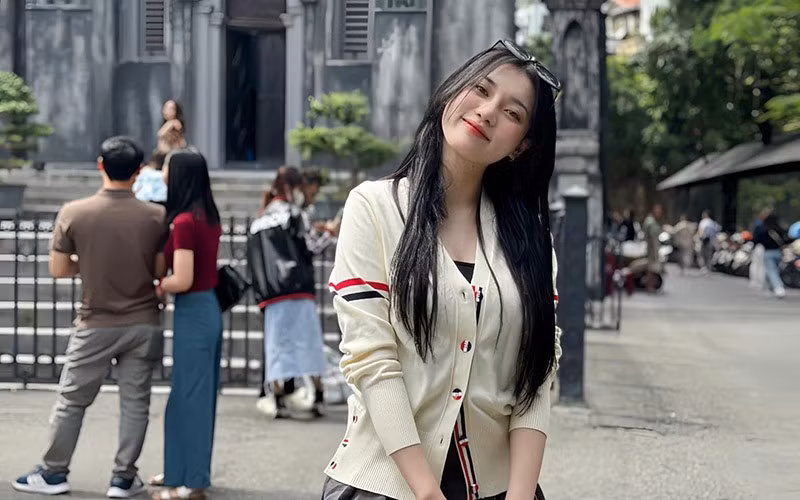 Gương mặt khả ái, mái tóc đen dài cùng biểu cảm dễ thương của Thuỳ Linh khiến nhiều cư dân mạng, đặc biệt là cánh mày râu không khỏi xao xuyến.