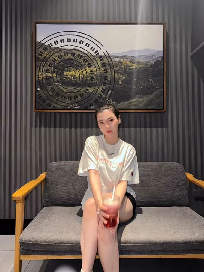 Lăng Thuỳ Linh không cần trang điểm vẫn đẹp xuất sắc, nhờ đường nét thanh thoát và làn da mịn màng.