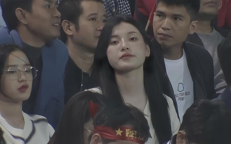 Hình ảnh xinh xắn, đáng yêu sau đó của nữ cổ động viên lan truyền trên khắp các trang mạng xã hội.