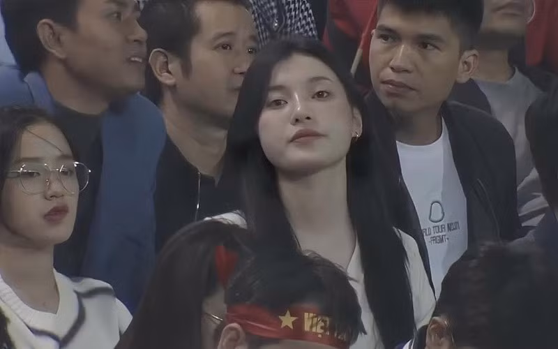 Hình ảnh xinh xắn, đáng yêu sau đó của nữ cổ động viên lan truyền trên khắp các trang mạng xã hội.