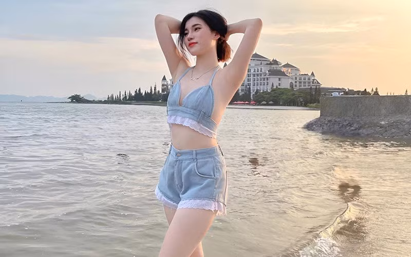 Với gu ăn mặc thời trang ấn tượng, vóc dáng cao ráo, mỗi bức hình của Thuỳ Linh nhận được hàng trăm lượt like và bình luận. Ảnh: FBNV