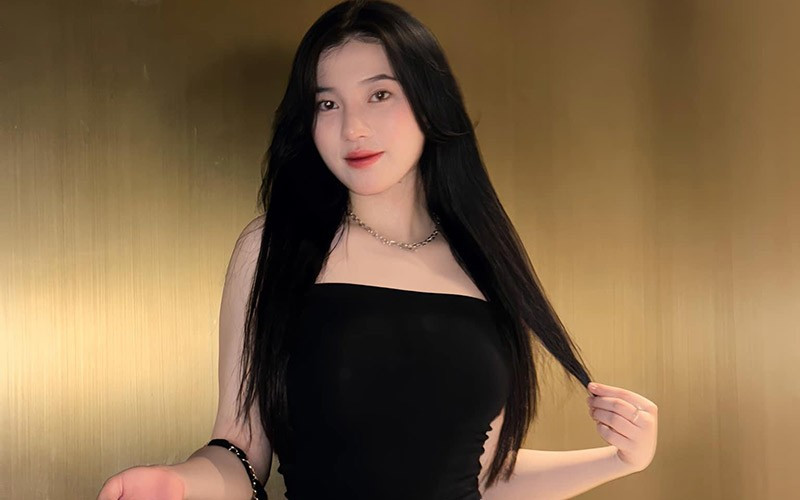 Mỹ nhân có mái tóc đen nhánh, thẳng mượt mà và tràn đầy sức sống.