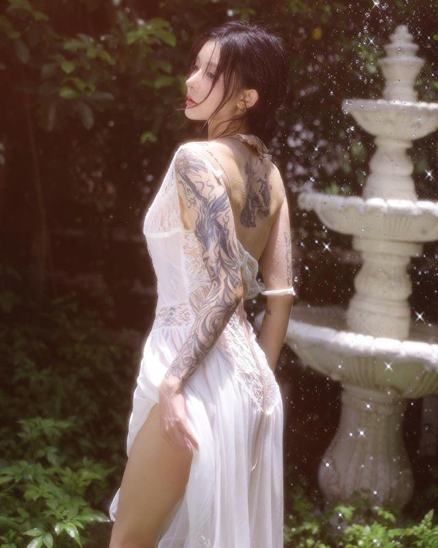 Cô có đôi mắt to tròn, sống mũi cao, môi trái tim căng mọng cùng làn da mượt mịn.