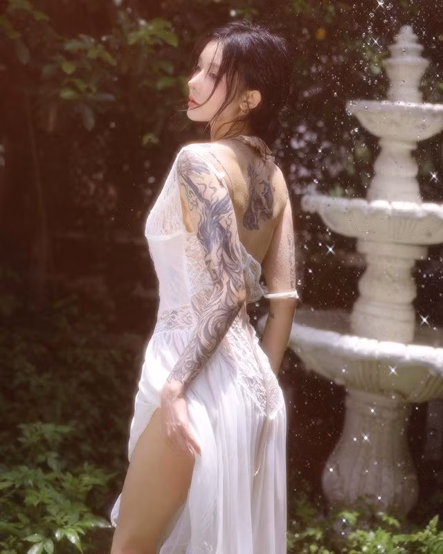 Cô có đôi mắt to tròn, sống mũi cao, môi trái tim căng mọng cùng làn da mượt mịn.