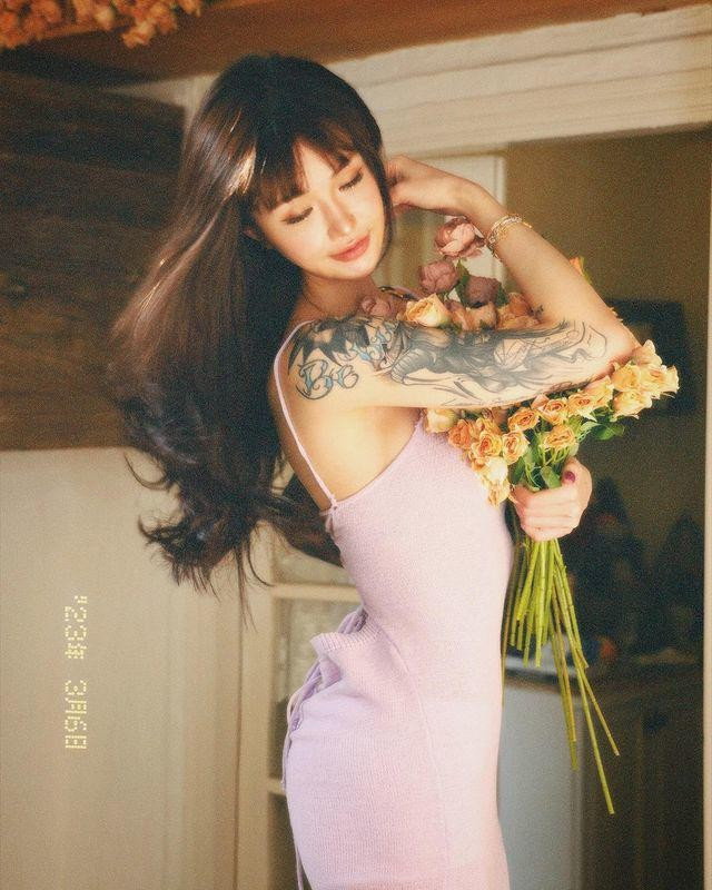 Kira còn đắt show chụp hình, quảng cáo nhờ lợi thế ngoại hình.