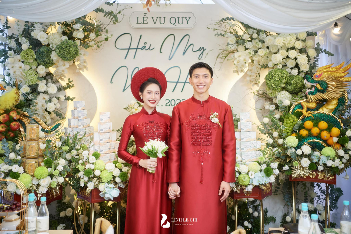 Sau đám cưới, cặp đôi bắt đầu xả ảnh cũng như lộ diện những clip hậu trường làm netizen tò mò.