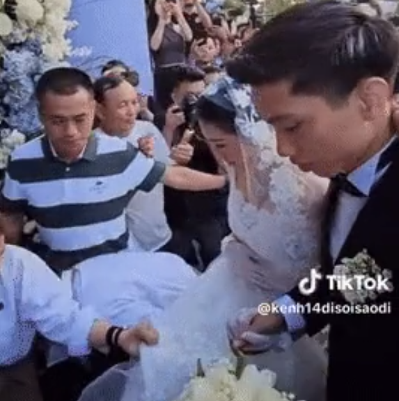 Trước đó trong đám cưới, cả hai cũng rộ tin có em bé khi Doãn Hải My phản xạ lấy tay che bụng khi thấy có dấu hiệu chen lấn trong tiệc cưới ở Thái Bình.