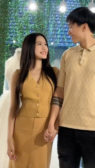 Không những vậy, Đoàn Văn Hậu và Doãn Hải My còn có nhiều hành động che bụng khi camera lia tới.